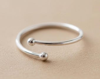 Anello Orbit in argento sterling martellato - Delicato anello midi Boho