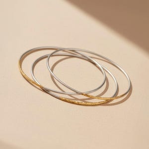 Handgehämmerte Armreifen aus verschiedenen Metallen – 14 Karat Gold Filled & gebürstetes Sterlingsilber