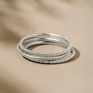 Handgemaakte sterlingzilveren stapelringen – mat geborstelde bohoset