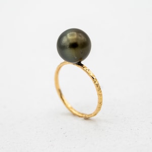 Genuine Tahitian Pearl Gold Ring | Hand-Hammered 14K Gold Filled Band | Natural Dark Color | Modern Boho Bohemian Peacock Pearl Ring