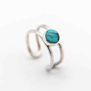 Sterling Silber Türkis Ohrmanschette | Schütze Geburtsstein | Zierlicher blauer Edelstein | Nettes Geschenk für Sie | Moderne Minimal Knorpel Ohrringe