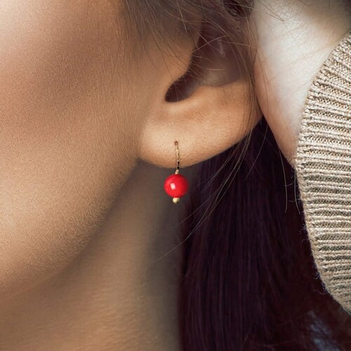 Boucles d'oreilles artisanales en corail rouge – Petites – Plaqué or 14 carats