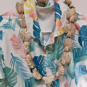 Vintage 1960s Handcrafted Hawaiian Shell Rosette Flower Lei Necklace.