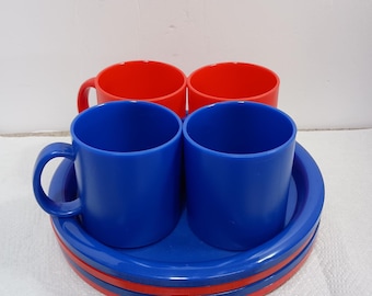 Vajilla de picnic vintage de plástico rojo y azul - Usada.