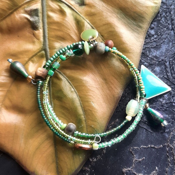 Bracelet Vert feuille trois rangs à breloques , bracelet vert et marron perles fantaisie