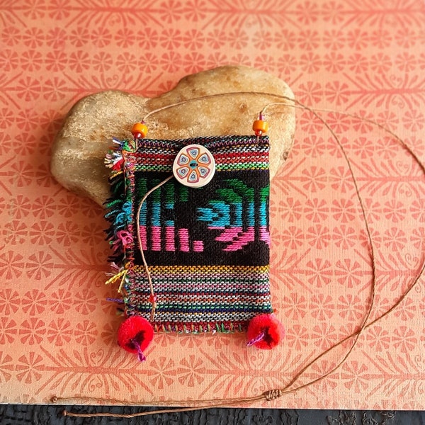 Petit étui-collier pour vos cristaux , Petit sac médecine ethnique coloré avec pompons, étui pour pierres thérapeutiques