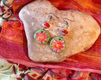 Petites Boucles d'oreilles Vertes et légères en polymère avec des fleurs peintes, boucles d'oreilles colorées fantaisie