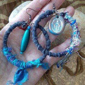 Asymmetrical creoles in blue and black fabric and silk with a medal of the Virgin