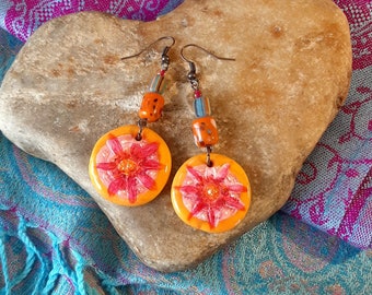 Petites Boucles d'oreilles légères en polymère oranges à fleurs peintes, boucles d'oreilles colorées fantaisie