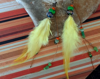 Paire de boucles d'oreilles jaune et vert en plumes , boucles hippie, bijou plume, boucles chamaniques