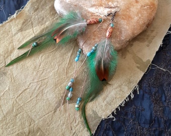 Longue paire de boucles Vert et marron avec plumes de coq et faisan , boucles chamaniques vertes