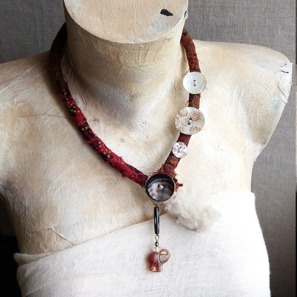 Ras de cou ethnique sauvage terre, collier chanvre et tissu, peau de mouton, collier primitif boutons de nacre, pendentif éléphant