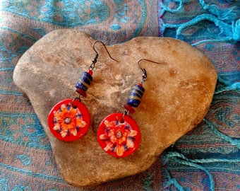 Petites Boucles d'oreilles légères folkloriques en polymère rouge à fleurs peintes, boucles d'oreilles colorées fantaisie
