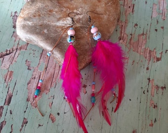 Rose Flashy Paire de boucles d'oreilles en plumes , boucles hippie, bijou plume, boucles chamaniques