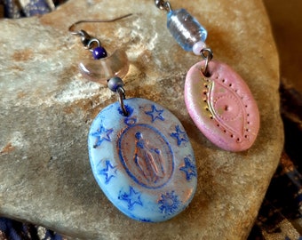 Boucles d'oreilles légères asymétriques "Esprit de Marie" en polymère bleu et rose