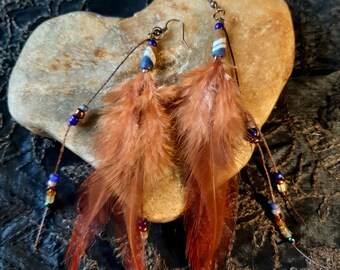 Longue paire de boucles plumes de coq marron clair et perles violettes, boucles chamaniques, boucles plumes hippie