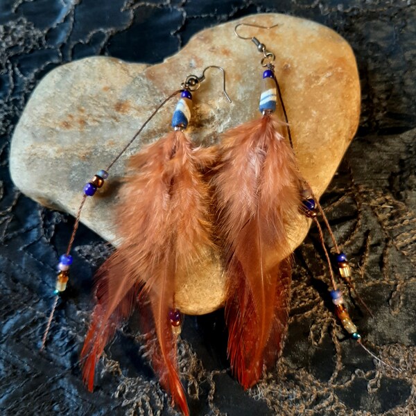 Longue paire de boucles plumes de coq marron clair et perles violettes, boucles chamaniques, boucles plumes hippie