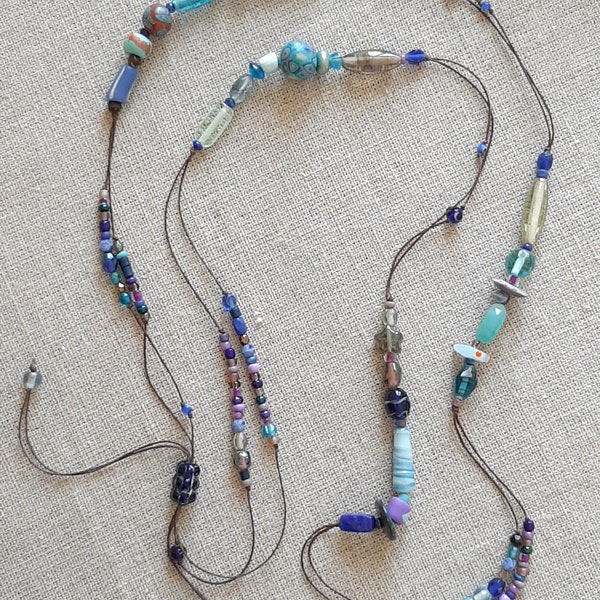 Sautoir bleu et violet, collier long perles fantaisies, grand collier hippie bohème avec des perles.