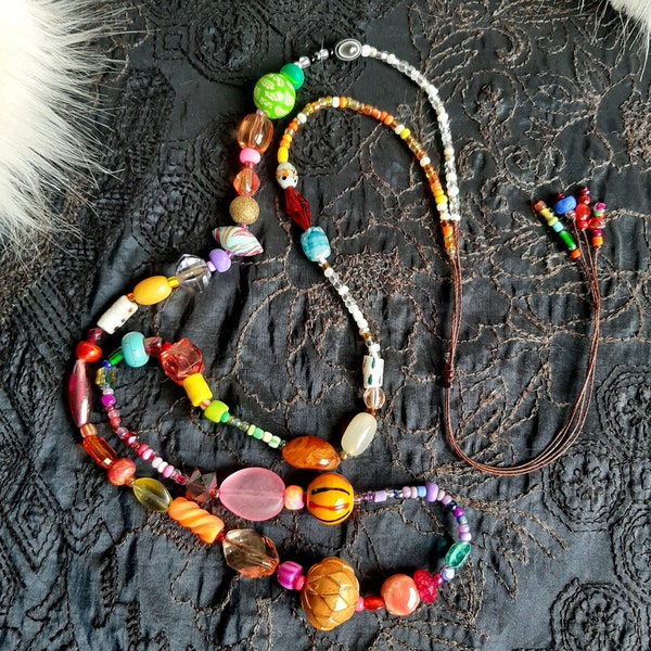 Sautoir esprit Janis Joplin, collier long perles fantaisies, grand collier Fou hippie bohème avec des perles multicolores.