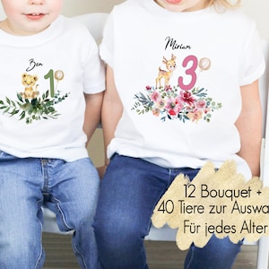 Könnte beinhalten: Zwei weiße T-Shirts mit personalisierten Namen und Nummern. Das Shirt auf der linken Seite hat einen Löwen und den Text "Ben 1". Das Shirt auf der rechten Seite hat ein Reh und den Text "Mirian 3". Beide Shirts haben Blumendesigns.