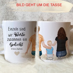 Könnte beinhalten: Weiße Keramik-Tasse mit umlaufendem Design. Eine Seite zeigt den Text "Einzeln sind wir Worte zusammen ein Gedicht" und ein Herz. Die andere Seite zeigt eine Familienillustration mit Namen. Ein herzerwärmendes Geschenk.