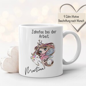 Könnte beinhalten: Weiße Keramiktasse mit einer Zeichentrick-Zahnfee, die ein Zahn mit einem Einhorn-Horn hält. Die Tasse trägt den Schriftzug "Zahnfee bei der Arbeit" und "Martina!" in schwarzer Schrift.