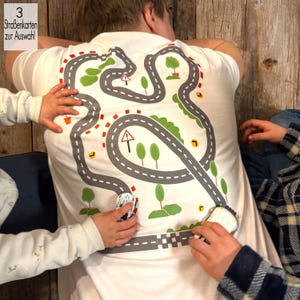 Interaktive Straßen-Karte T-Shirt | Spielshirt für Papas | Geschenk Vatertag Vatertagsgeschenk | Männergeschenk | Spielen & Kuscheln Massage