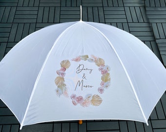 Brautpaar Regenschirm weiss personalisiert | Hochzeit Paarshooting Shooting | Fotograf Hochzeitsfotos | Grafik Blumen Logo Namen Datum Regen