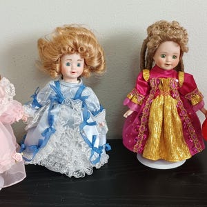 4 - Muñecas de cuentos Marie Osmond vintage de 1996 sobre soportes de metal