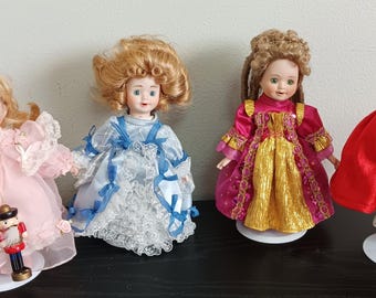 4 - Muñecas vintage de Marie Osmond de 1996 - Muñecas de cuentos sobre soportes de metal