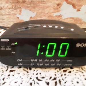 Vintage Sony Dream Machine - Alarm Clock Radio AM/FM with Battery Backup