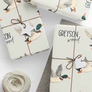 Carta da regalo personalizzata Flying Mallard Duck Confezione regalo per cacciatori One Lucky Duck Compleanno ragazzo Natale Personalizzabile Fauna selvatica
