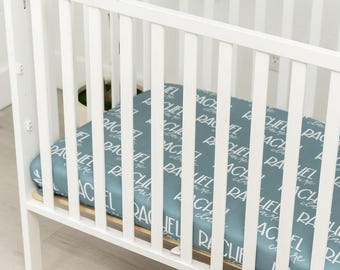 Monogrammed Krippe Blatt Personalisierte Baby Krippe Mädchen-Baby-Dusche-Geschenk Kinderzimmer-Dekor für neues Baby Name Geschenk individuelles Baby-Dusche-Geschenk