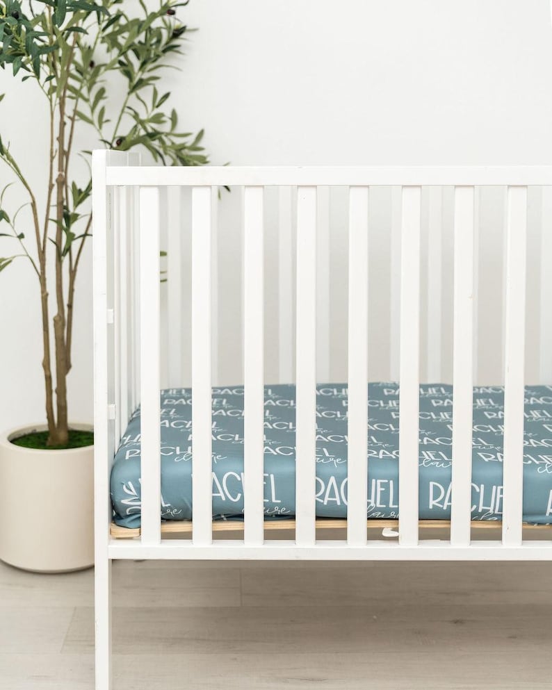 Lenzuolo per culla personalizzato, biancheria da letto per neonati, decorazioni per cameretta, regalo personalizzato, idea regalo per neonato, nome monogrammato, jersey aderente, tessuto morbido per neonati immagine 7