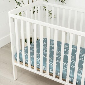 Lenzuolo per culla personalizzato, biancheria da letto per neonati, decorazioni per cameretta, regalo personalizzato, idea regalo per neonato, nome monogrammato, jersey aderente, tessuto morbido per neonati immagine 6
