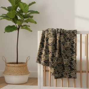 Puede incluir: Un letrero de madera r&uacute;stica con el texto "Welcome to our home" en letras blancas. El letrero presenta un acabado envejecido y un dise&ntilde;o sencillo y acogedor, perfecto para la decoraci&oacute;n de la entrada.