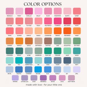 Pu&ograve; includere: Una tabella colori intitolata COLOR OPTIONS che presenta una griglia di sessantaquattro quadrati arrotondati in varie tonalit&agrave; di rosa, arancione, verde, blu e viola. Ogni quadrato &egrave; etichettato con un nome di colore specifico e il testo made with love for your little one appare in basso.