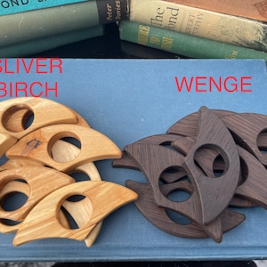 Op de afbeelding: Twee sets houten ringhouders, &eacute;&eacute;n set is lichtbruin en gelabeld "SLIVER BIRCH" en de andere set is donkerbruin en gelabeld "WENGE".