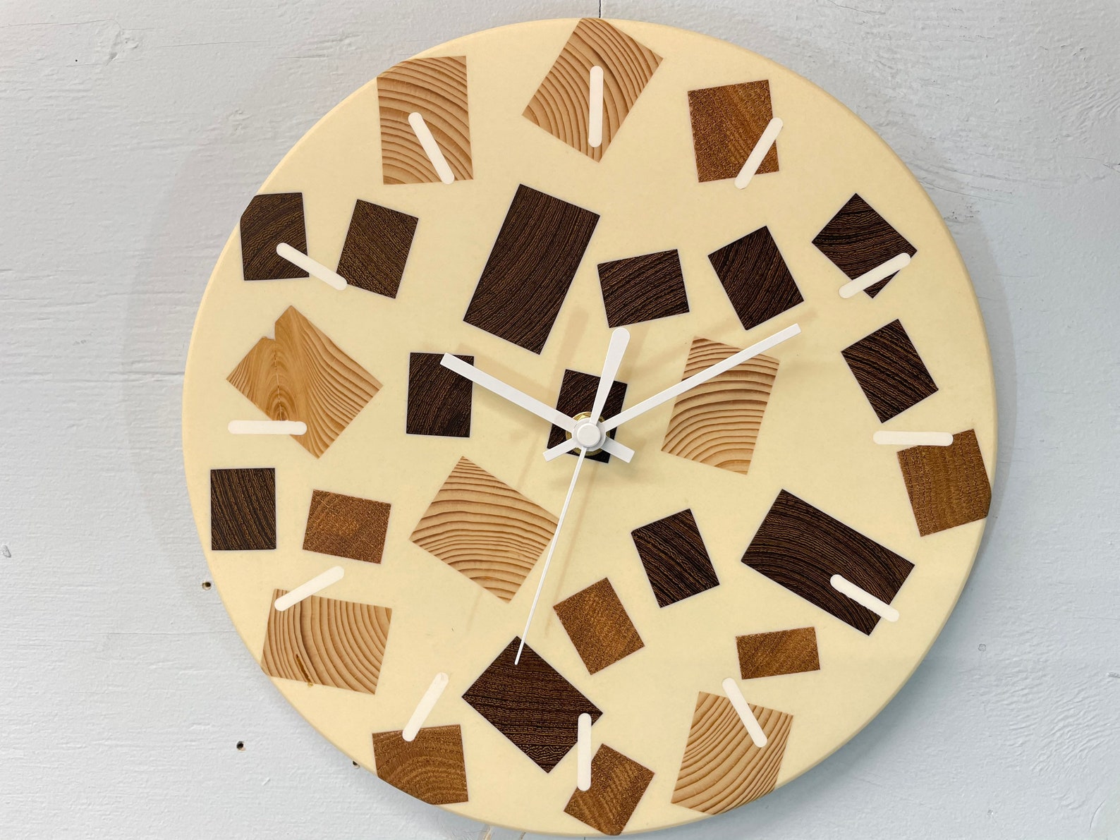 Horloge murale en résine époxy pro : la révolution de l'heure alliant