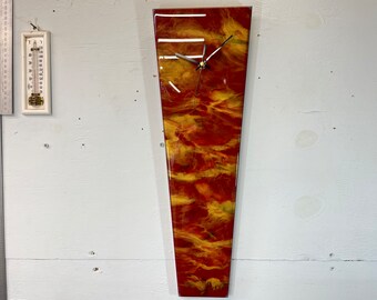Reloj de pared de resina abstracta de granate rojo sangre estrecho y oro, reloj de pared moderno largo, reloj de pared inusual, decoración moderna del hogar, gris