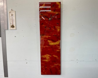 Pared de resina abstracta de color rojo oscuro, negro y dorado, relojes de pared modernos inusuales, decoración moderna vertical larga y estrecha para el hogar.