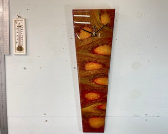 Reloj de pared de resina abstracto rojo granate negro y oro estrecho, reloj de pared moderno largo, reloj de pared inusual, decoración moderna del hogar, gris