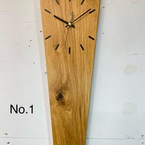 イングリッシュオークの細長いモダンな木製壁掛け時計、イギリスの木製時計、長方形の壁掛け時計、スリムな壁掛け時計。