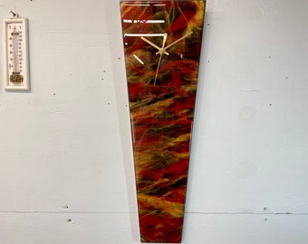 Reloj de pared de resina abstracta de color rojo sangre negro estrecho y rojo dorado, reloj de pared moderno largo, reloj de pared inusual, decoración moderna del hogar, gris