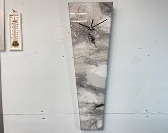 Orologio da parete in resina astratta grigio grigio e bianco stretto, orologio da parete moderno lungo, orologio da parete insolito, arredamento moderno per la casa,