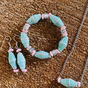 Ohrringe, Armband und Halskette