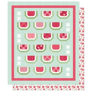 Puede incluir: Un patrón de bloque de colcha con un diseño repetitivo de rebanadas de sandía en tonos de rosa, rojo y verde. El fondo es azul claro con lunares blancos. El bloque de colcha está rodeado por un borde rojo y un borde blanco con flores rosas.