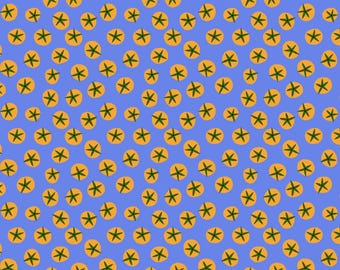 Könnte beinhalten: Blauer Stoff mit einem sich wiederholenden Muster aus orangefarbenen Kreisen, die jeweils ein grünes sternförmiges Design enthalten. Der Stoff ist für verschiedene Bastelprojekte geeignet.
