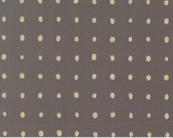 Könnte beinhalten: Grauer Stoff mit einem sich wiederholenden Muster aus cremefarbenen Punkten. Am unteren Rand befindet sich ein Lineal mit dem Logo und der Website-Adresse von Moda Fabrics.