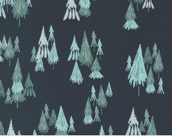 Könnte beinhalten: Ein dunkelblauer Stoff mit einem sich wiederholenden Muster aus hellblauen und grünen stilisierten Kiefern. Der Stoff hat ein Lineal mit den Worten "moda" und "www.modafabrics.com" darauf gedruckt.